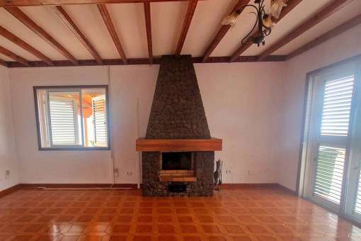 Amplio salón con chimenea