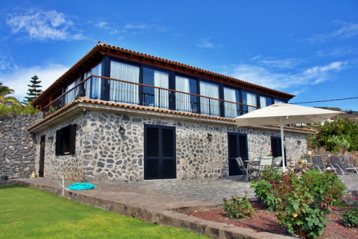 Extraordinaria finca de olivos con bonito chalet independiente a la venta