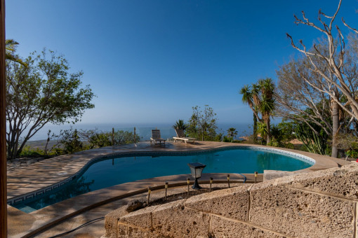 Piscina con vistas al mar