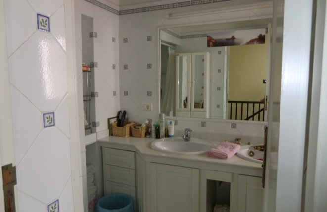 Baño compartido con un gran espejo